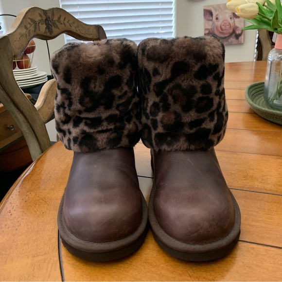 RARE* UGG® AUSTRALIA Ellee Animal Boot Sz6 Brown Cheetah Fur Cuff Buckle detail - Picture 2 of 9